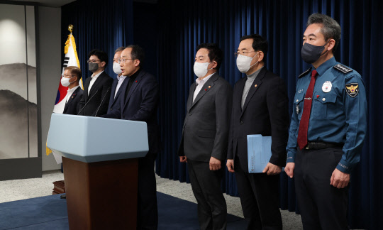추경호 부총리 겸 기획재정부 장관이 4일 오후 서울 용산 대통령실 청사에서 열린 화물연대 집단운송거부 대응과 관련한 관계장관회의를 마친 뒤 회의 내용에 대해 브리핑하고 있다.왼쪽부터 이정식 고용노동부 장관, 한동훈 법무부 장관, 이상민 행정안전부 장관, 추경호 부총리, 원희룡 국토교통부 장관, 이창양 산업통상자원부 장관, 윤희근 경찰청장.<사진=연합뉴스>